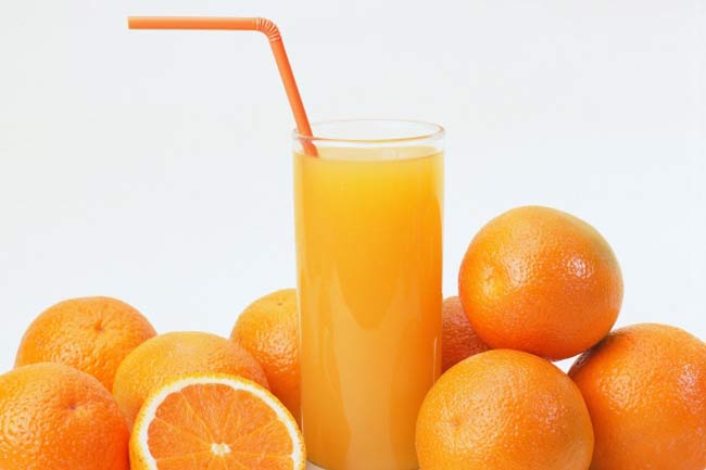 Nước cam cũng là nguồn cung cấp vitamin D tuyệt vời cho trẻ. Mẹ có thể cho bé uống nước cam ngọt tự nhiên và tránh pha thêm đường sẽ tốt hơn cho hệ tiêu hóa của bé.
