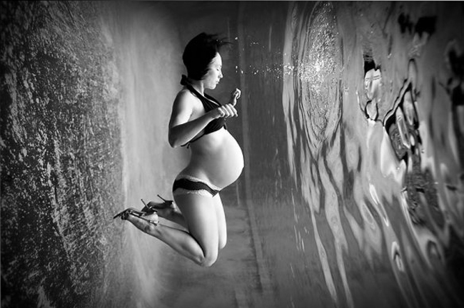 Chụp ảnh dưới nước được lấy ý tưởng từ bào thai trong bụng mẹ cũng trôi nổi trong bọc ối.

