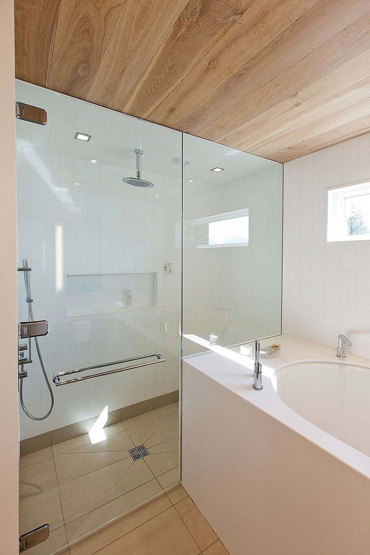 Khu vực vòi sen và bồn tắm được ngăn cách bởi kính.
