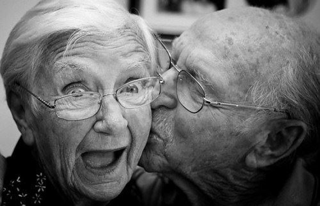 Thật bất ngờ khi ở tuổi già được nhận một nụ hôn lãng mạn thế này.
