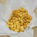 Bếp Eva - Mẹo rang hạt bí giòn bằng lò vi sóng