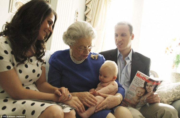 Bà nội cũng hỗ trợ vợ chồng Hoàng tử William bế bé.
