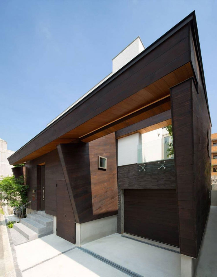 Mặt tiền ngôi nhà được thiết kế theo phong cách hình khối, các đường nét trực quan, hấp dẫn.
