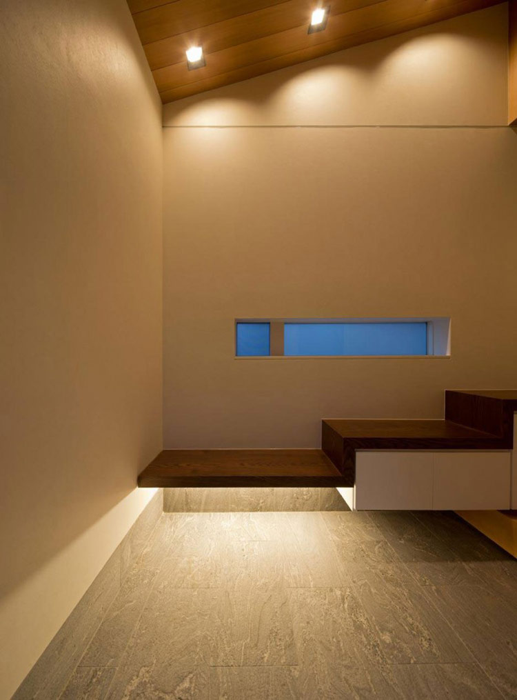 Lối vào bằng gỗ được tích hợp trong thiết kế tổng thể của ngôi nhà, tăng thêm hiệu quả thẩm mỹ thú vi.
