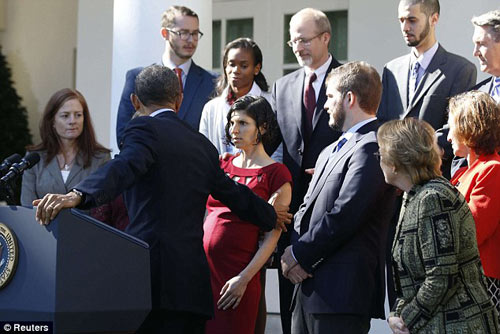 Tổng thống Obama nhanh tay đỡ bà bầu bi choáng - 1