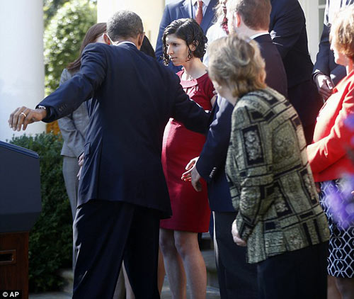 Tổng thống Obama nhanh tay đỡ bà bầu bi choáng - 3