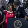 Tin tức - Tổng thống Obama nhanh tay đỡ bà bầu bi choáng