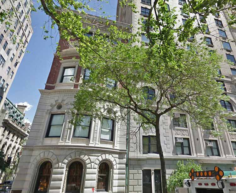 Tòa nhà nằm ở số 828, Fifth Avenue, trung tâm thành phố New York.
