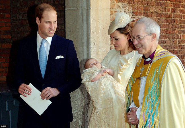 Diện chiếc áo choàng dài theo truyền thống của gia đình Hoàng gia, Hoàng tử George vô cùng kháu khỉnh và đáng yêu trên tay mẹ. Cậu bé là bản sao hoàn hảo của Hoàng tử Anh William.
