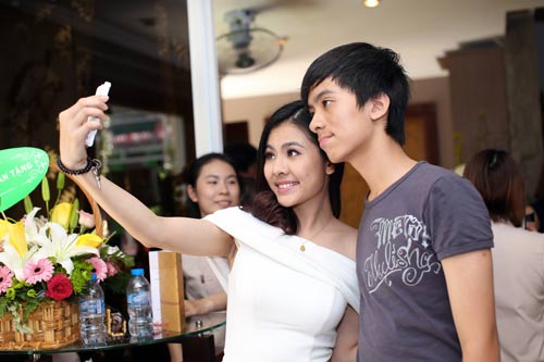 Lộ diện mẹ và em trai của Vân Trang - 4