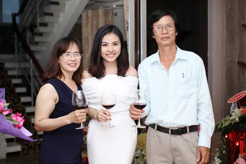 Lộ diện mẹ và em trai của Vân Trang - 2