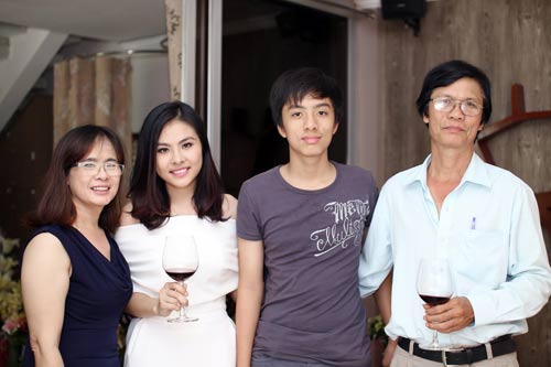 Lộ diện mẹ và em trai của Vân Trang - 3