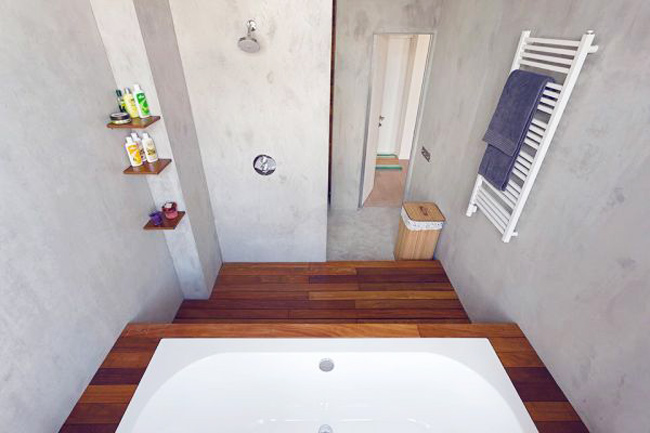 Khu vực bồn tắm bên trong cũng được thiết kế độ cao tầng khác nhau - một cách phân định ranh giới đơn giản mà hiệu quả. Sàn nhà ốp gỗ đảm bảo sự sạch sẽ cho không gian sử dụng nhiều nước như phòng tắm.
