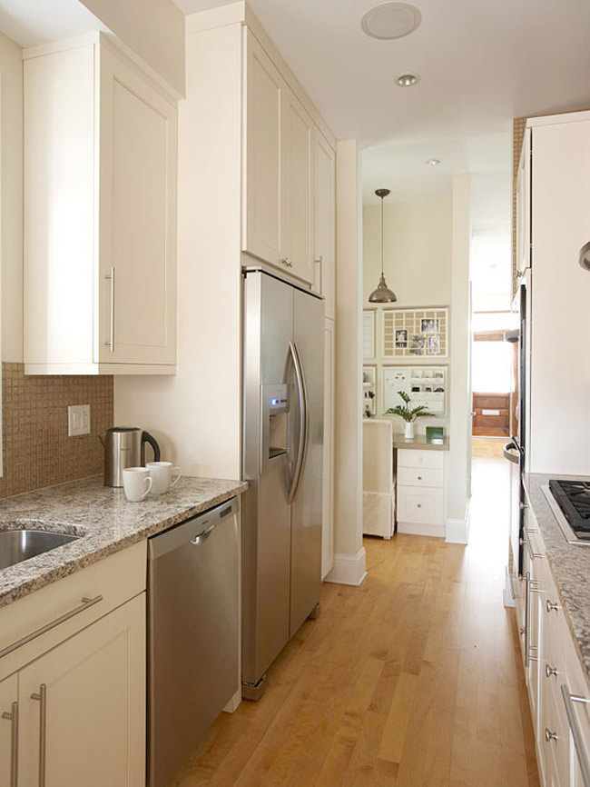 18. Phòng bếp

- Vấn đề: Một phòng bếp dài, hẹp.

- Giải pháp: Những phòng bếp dài và hẹp cần có cách bố trí thông minh để tận dụng không gian. Phòng bếp này có rất nhiều không gian cạnh chậu rửa để thoải mái làm công việc nhà bếp. Các đồ dùng tiện nghi như lò nướng, tủ lạnh được đặt ở phía đối diện.
