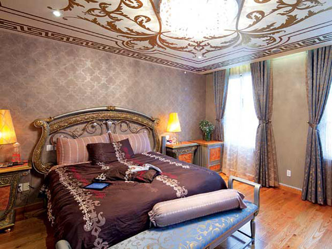 Phòng ngủ rộng và thoáng, vẻ đẹp thấy như trong điện ảnh cung đình Pháp thế kỷ 18. Nơi đây còn có một ban công nhỏ là nơi ưa thích của hai vợ chồng với những chén trà thơm mỗi khi chiều xuống.
