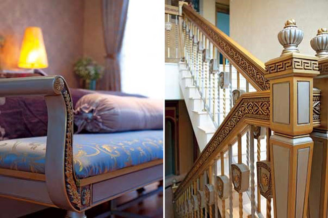 Tay vịn cầu thang sang trọng với hoạ tiết Versace. Hoa văn trang trí trên chiếc đôn cạnh giường ngủ cũng cùng phong cách cổ điển.

