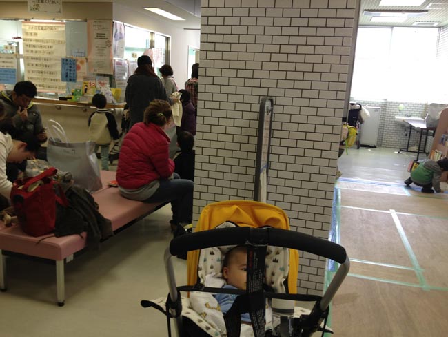 Vậy là ngay ngày hôm sau, tôi cùng con trai có mặt tại Trung tâm y tế sức khỏe cộng đồng của quận Meguro. Ở đây đã có khoảng 40 trẻ em cùng gia đình bố mẹ đang chờ đợi. Tôi cùng con trai lấy số và chờ đến lượt vào tiêm. Thường mỗi lượt sẽ mất từ 10-15 phút.

Bài liên quan:

Cận cảnh một trường mẫu giáo Nhật 'xịn'

Nuôi con mùa đông cần những thứ này!

Dạy trẻ sơ sinh: mỗi tháng một 'chiêu'

Mẹ chăm thì sướng, bố chăm thì...thường

'Choáng' bé 6 tuổi xinh như hotgirl

'Zoom' cảnh tắm cho bé tại BV Phụ sản

