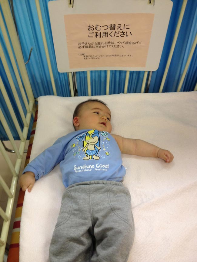 Trẻ sẽ được đặt nằm tại giường ngay cạnh đó để kiếm tra phản ứng sau tiêm trong vòng 30 phút. 
