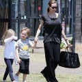 Làng sao - Angelina Jolie đưa các con đi sắm đồ Halloween