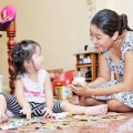 Làm mẹ - Cho cầm đồ chơi khi ăn có hư con?