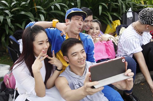 Huy Khánh quot;chơi trộiquot; với trang phục màu nổi - 13