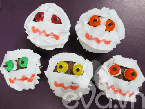 Chào Halloween bằng cupcake “xác ướp” - 13