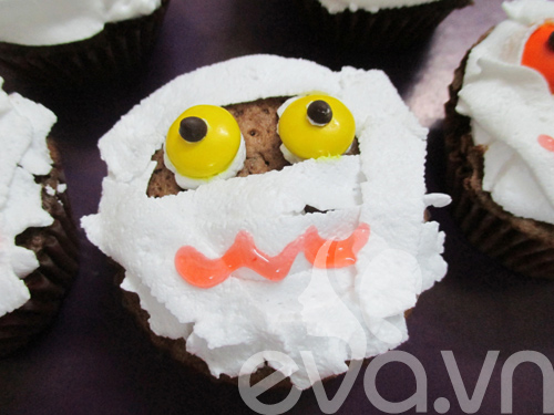 Chào Halloween bằng cupcake “xác ướp” - 11