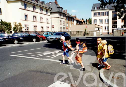 quot;Bái phụcquot; mẹ Đức dạy con giao thông - 3