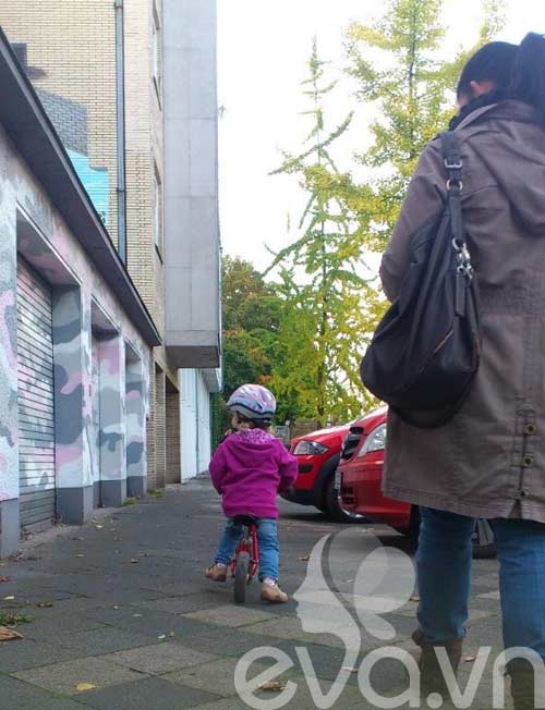 quot;Bái phụcquot; mẹ Đức dạy con giao thông - 2