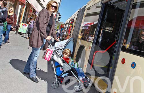 quot;Bái phụcquot; mẹ Đức dạy con giao thông - 1