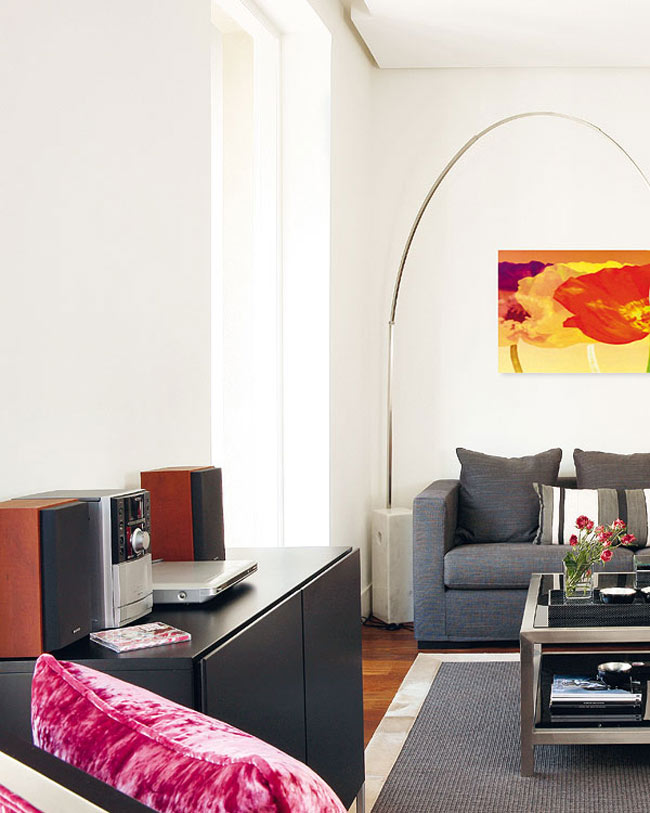 Các chi tiết trang trí nội thất, lựa chọn màu sắc của căn hộ được đánh giá cao. Mọi chi tiết dù là nhỏ nhất cũng đầy cảm hứng, gợi mở niềm đam mê, điềm vui trong cuộc sống.

Không quan trọng đó là màu sơn trên tường, chiếc gối ôm đỏ trên ghế sofa… tất cả đều là dấu ấn cần thiết góp phần làm hài hòa phong cách trang trí nội thất.
