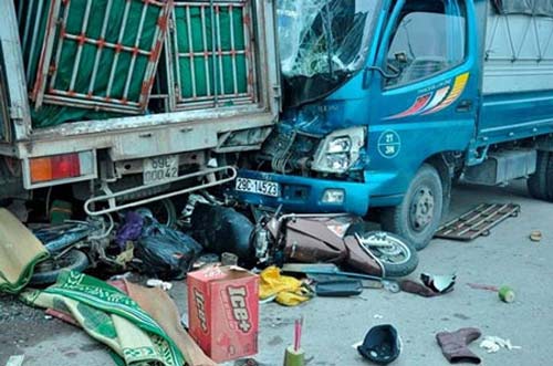 Hà Nội: Tai nạn thảm khốc, 2 phụ nữ tử vong - 1