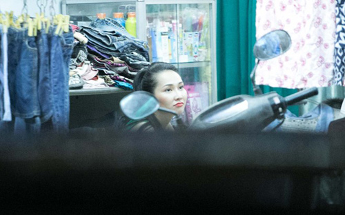 Kim Hiền lái xế đưa con đi mua quần áo vỉa hè - 1