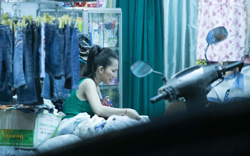 Kim Hiền lái xế đưa con đi mua quần áo vỉa hè - 3