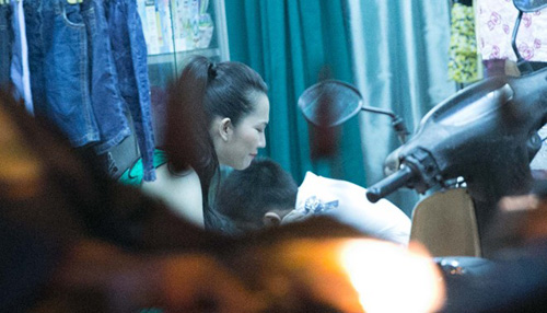 Kim Hiền lái xế đưa con đi mua quần áo vỉa hè - 6