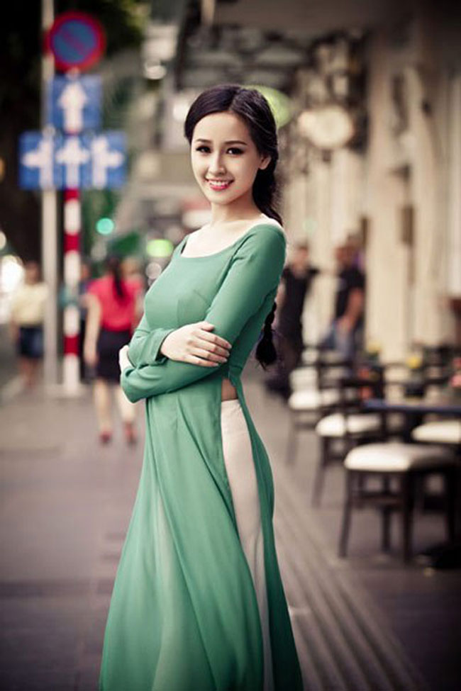 Hoa hậu duyên dáng, thắm sắc với áo dài truyền thống.
