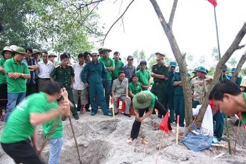 Kịch bản bốc mộ liệt sĩ của quot;cậu Thủyquot; - 1