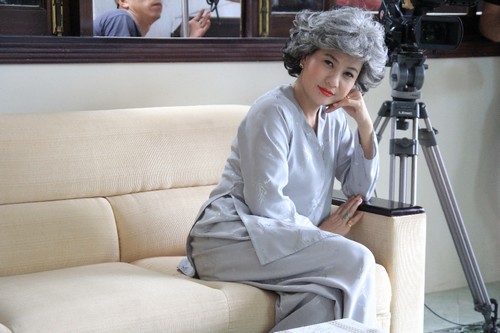 Cát Phượng làm bà già tóc trắng quot;xì-tinquot; - 2