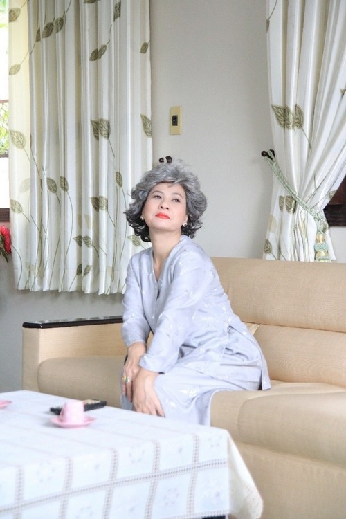 Cát Phượng làm bà già tóc trắng quot;xì-tinquot; - 3