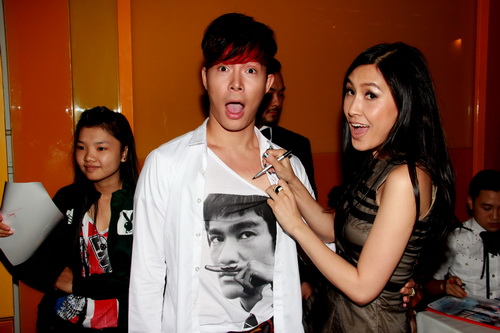 Nathan Lee xách túi 60 triệu gặp gỡ fan - 12