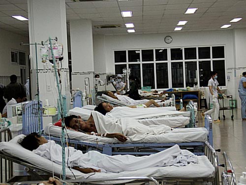 Xe khách tông xe đầu kéo, 20 người thương vong - 1