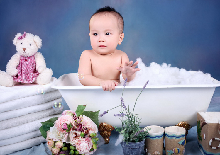 Con chào cả nhà, con tên là Nguyễn Quốc Thái. Ở nhà, bố mẹ thường gọi con là Bi béo. Con sinh ngày 18/10/2012.
