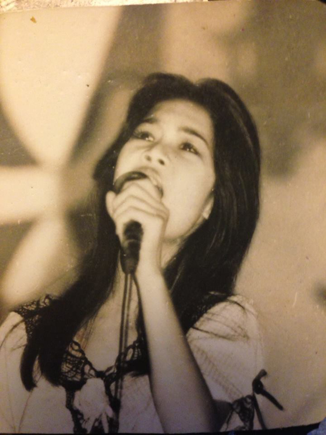Thu Phương trên sân khấu ca nhạc năm 14 tuổi.
