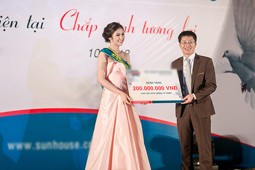 HH Ngọc Hân e thẹn khoe ngực đầy - 11