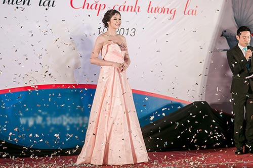 HH Ngọc Hân e thẹn khoe ngực đầy - 9