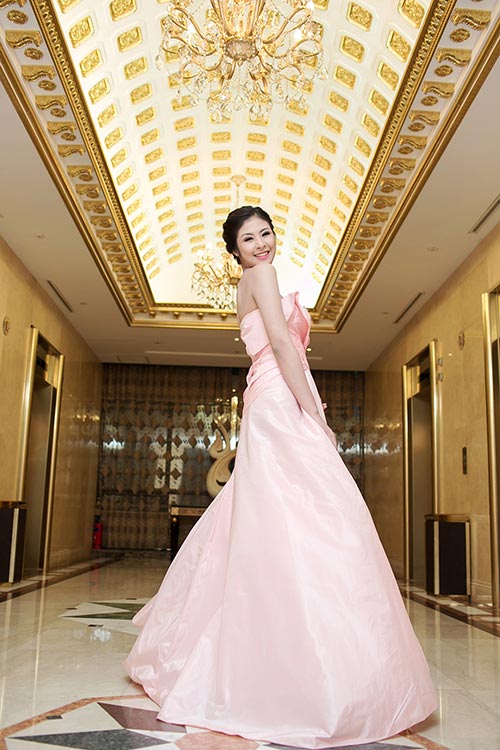 HH Ngọc Hân e thẹn khoe ngực đầy - 7