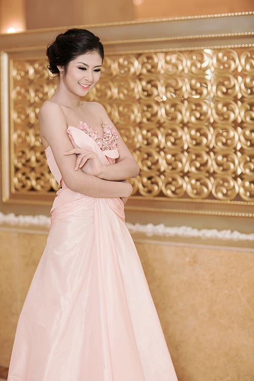 HH Ngọc Hân e thẹn khoe ngực đầy - 2