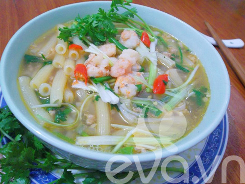 Bữa sáng với nui nấu tôm thịt - 9