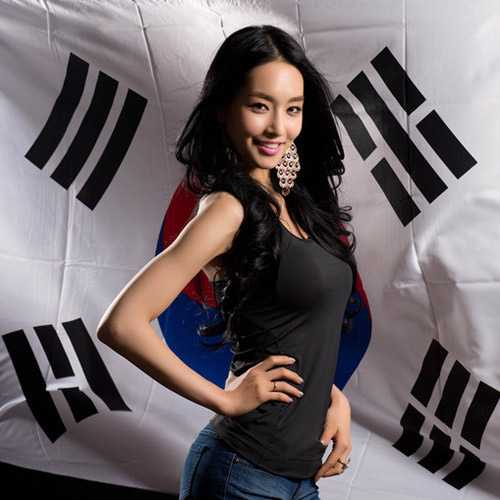 Trương Thị May tạo dáng cùng quốc kỳ - 9