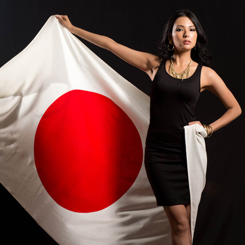 Trương Thị May tạo dáng cùng quốc kỳ - 10